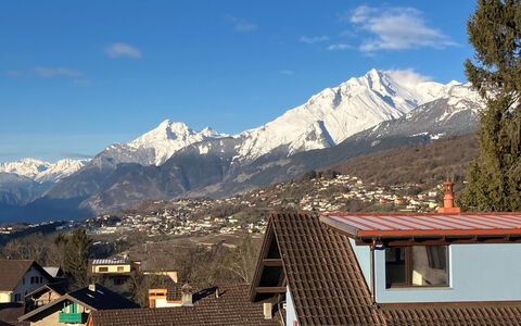 Tilleul: Ciel, Nuage, Montagne, Neige, Bâtiment, Montagnes, Fenêtre, Pente, Arbre, Paysage