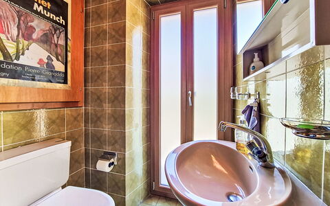 Tilleul: Luminaire Plomberie, Sol, Design Intérieur, Mur, Sol, Salle De Bains, Bois, Lavabo, Robinet, Plomberie