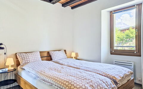 Tilleul: Lit, Chambre, Design Intérieur, Literie, Drap De Lit, Mur, Bois, Sol, Sol, Plafond