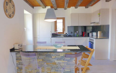 Tilleul: Cabinetry, Meubles, Bâtiment, Comptoir, Table, Propriété, Chaise, Cuisine, Bois, Design Intérieur