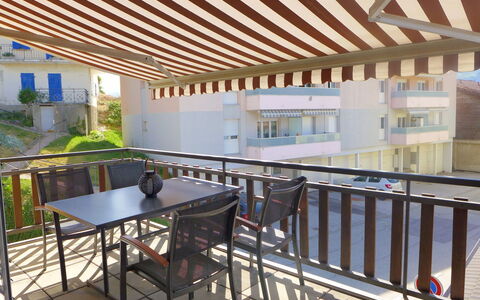 Tilleul: Propriété, Table, Fenêtre, Ombre, Design Intérieur, Architecture, Chaise, Bois, Sol, Immobilier