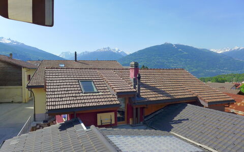 Tilleul: Ciel, Bâtiment, Propriété, Fenêtre, Montagne, Bois, Maison, Pente, Design Urbain, Chaîne De Montagnes