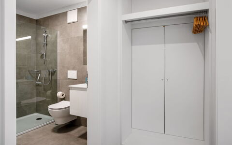 Locarno 60: Luminaire Plomberie, Salle De Bains, Évier, Bâtiment, Porte, Sol, Matériel De La Propriété, Plomberie, Composite