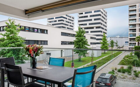 Locarno 60: Table, Plante, Bâtiment, Meubles, Propriété, Chaise, Fenêtre, Éclairage, Ombre, Design Intérieur