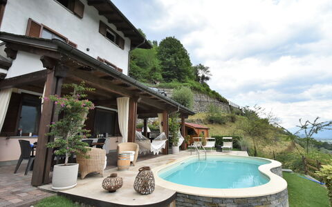Valley View Pool Apartment: Plante, Nuage, L'Eau, Ciel, Propriété, Bâtiment, Piscine, Pot De Fleur, Zone Résidentielle, Eco Hôtel