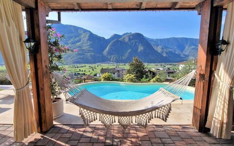Valley View Pool Apartment: L'Eau, Ciel, Bâtiment, Propriété, Plante, Bleu Azur, La Nature, Ombre, Design Intérieur, Piscine
