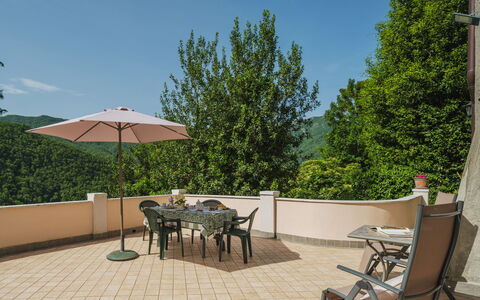 Stella: Table, Meubles, Propriété, Ciel, Chaise, Plante, Ombre, Tableau De Plein Air, Nuage, Mobilier De Jardin