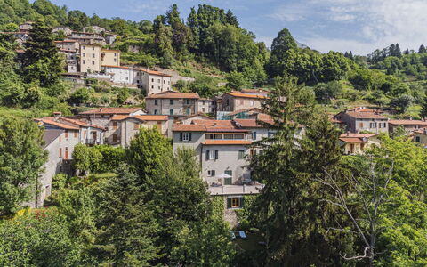 Stella: Ciel, Bâtiment, Nuage, Montagne, Arbre, Paysage Naturel, Maison, Montagnes Relief, Zone Résidentielle, Ville