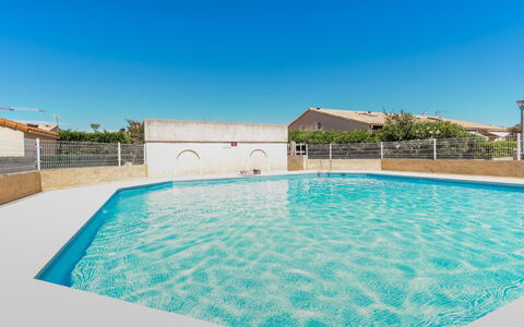 Les Mas Bleus: L'Eau, Plante, Ciel, Propriété, Piscine, Bâtiment, Bleu Azur, Rectangle, Fenêtre, Maison