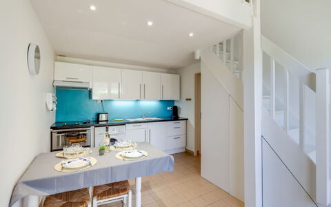 Les Mas Bleus: Comptoir, Cabinetry, Meubles, Propriété, Robinet, Bois, Tiroir, Rayonnage, Design Intérieur, Sol