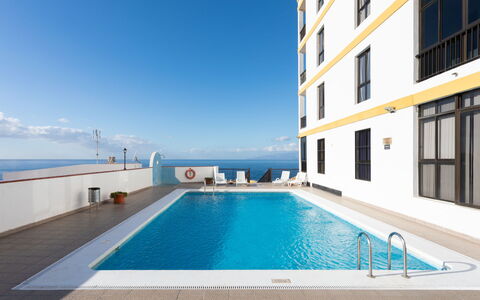 Sea View Drilasol: L'Eau, Ciel, Bâtiment, Fenêtre, Propriété, Piscine, Bleu Azur, Design Intérieur, Architecture, Rectangle