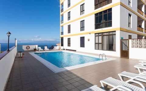 Sea View Drilasol: L'Eau, Ciel, Bâtiment, Fenêtre, Piscine, Bleu Azur, Design Intérieur, Maison, Condominium, Design Urbain