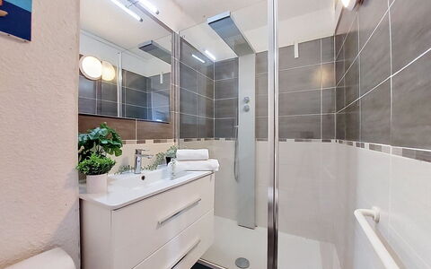 Le Barcarès 966: Luminaire Plomberie, Salle De Bains, Design Intérieur, Sol, Plomberie, Sol, Armoire De Toilette, Évier, Miroir, Lavabo