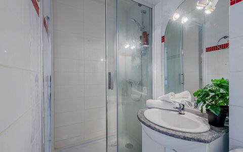 Le Barcarès 966: Luminaire Plomberie, Design Intérieur, Lavabo, Salle De Bains, Sol, Évier, Sol, Plomberie, Robinet, Pièce