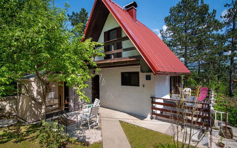 Nina: Plante, Ciel, Propriété, Bâtiment, Fenêtre, Maison, Arbre, Chalet, Lot Terre, Herbe