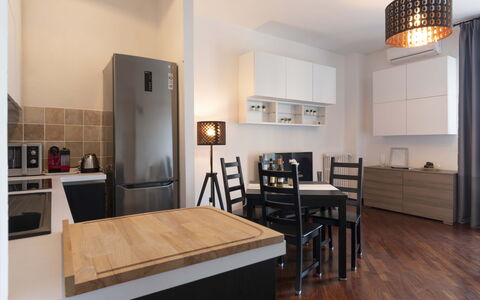Novoli Suite Apartment: Meubles, Table, Cabinetry, Bois, Cuisine, Sol, Design Intérieur, Tiroir, Sol, Chaise