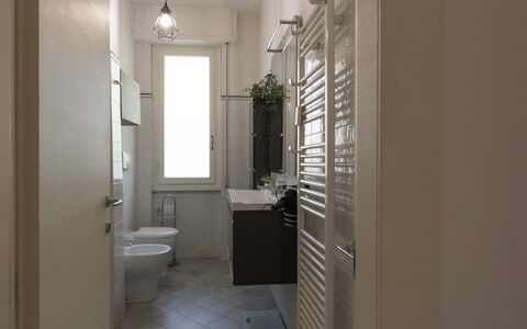 Novoli Suite Apartment: Propriété, Bâtiment, Luminaire Plomberie, Fenêtre, Salle De Bains, Architecture, Siège De Toilette, Plante D'Appartement, Mur