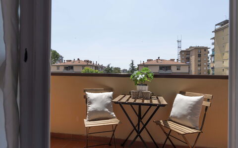 Novoli Suite Apartment: Plante, Propriété, Meubles, Pot De Fleur, Bâtiment, Plante D'Appartement, Table, Bois, Ciel, Fenêtre