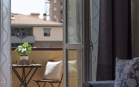 Novoli Suite Apartment: Meubles, Propriété, Bâtiment, Fenêtre, Plante, Ombre, Bois, Pot De Fleur, Confort