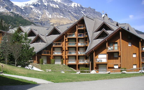 Les Contamines 500: Nuage, Ciel, Bâtiment, Plante, Montagne, Fenêtre, Arbre, Neige, Maison, Pente