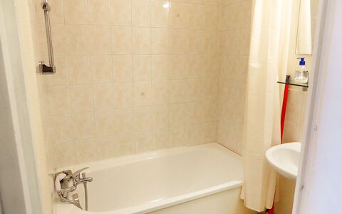 Les Contamines 500: Salle De Bains, Propriété, Pièce, Mur, Sol, Baignoire, Luminaire Plomberie, Tuile, Architecture, Accessoire Salle De Bain