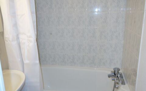 Les Contamines 500: Baignoire, Luminaire Plomberie, Propriété, Produit, Salle De Bains, Sol, Plomberie, Mur, Ligne