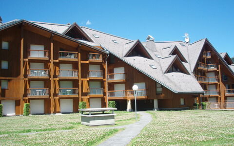 Les Contamines 500: Ciel, Bâtiment, Fenêtre, Bois, Maison, Plante, Design Urbain, Condominium, Herbe, Zone Résidentielle