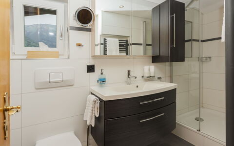 Brienz Sunset: Salle De Bains, Lavabo, Luminaire Plomberie, Design Intérieur, Évier, Armoire De Toilette, Sol, Miroir, Robinet, Sol