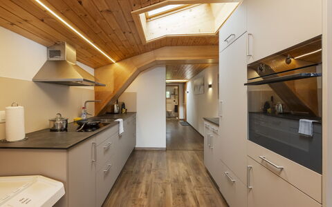 Brienz Sunset: Cuisine, Comptoir, Design Intérieur, Sol, Appareil De Cuisine, Bois, Plafond, Sol, Principaux Appliance, Cabinetry