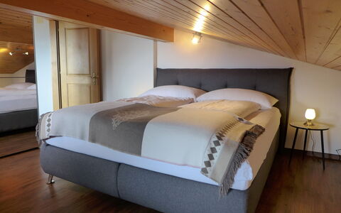 Brienz Sunset: Bâtiment, Meubles, Confort, Lampe, Bois, Éclairage, Maison, Design Intérieur, Cadre De Lit, Sol