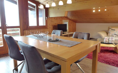 Brienz Sunset: Table, Meubles, Propriété, Fenêtre, Chaise, Bois, Design Intérieur, Salon, Sol, Sol