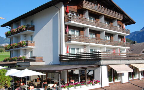 Brienz Sunset: Bâtiment, Ciel, Propriété, Fenêtre, Plante, Design Urbain, Maison, Quartier, Bâtiment Commercial, Condominium