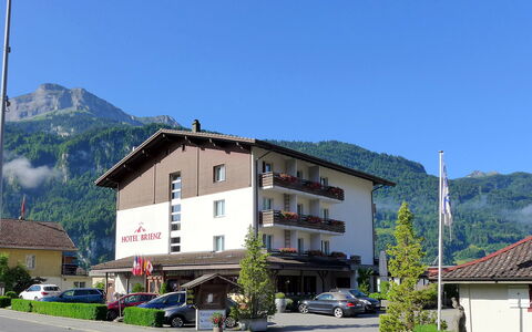 Brienz Sunset: Ciel, Plante, Bâtiment, Montagne, Voiture, Fenêtre, Roue, Maison, Infrastructure, Arbre