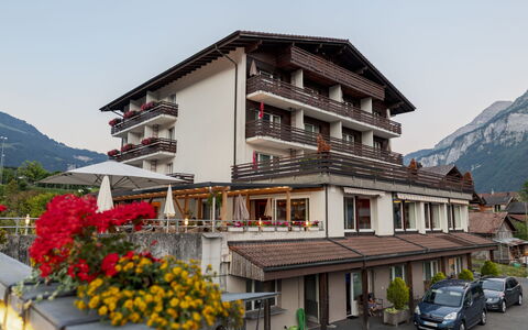 Brienz Sunset: Architecture, Chaîne De Montagnes, Balcon, Village De Montagne, Hôtel, Alpes, Villa