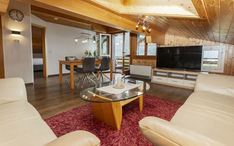 Brienz Sunset: Design Intérieur, Meubles, Sol, Sol, Bois, Plafond, Canapé, Pièce, Salon, Éclairage