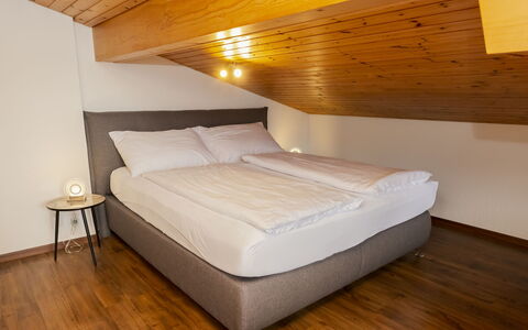 Brienz Sunset: Lit, Design Intérieur, Chambre, Drap De Lit, Sol, Plafond, Literie, Pièce, Sol, Cadre De Lit