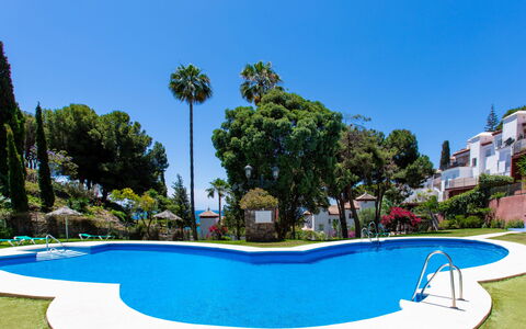 Ladera del Mar: L'Eau, Plante, Jour, Ciel, Bâtiment, Piscine, Arbre, Ombre, Mobilier De Jardin, Maison