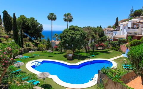 Ladera del Mar: Plante, L'Eau, Ciel, Propriété, Bâtiment, Bleu Azur, Arbre, Station Balnéaire, Piscine, Végétation
