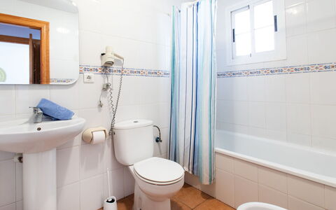 Ladera del Mar: Luminaire Plomberie, Miroir, Propriété, Évier, Siège De Toilette, Toilette, Robinet, Bleu, Violet, Salle De Bains