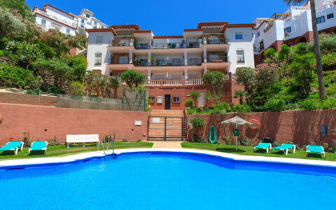 Ladera del Mar: L'Eau, Bâtiment, Ciel, Propriété, Plante, Piscine, Bleu Azur, Arbre, Architecture, Plan D'Eau