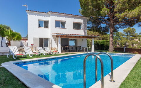 Neus: L'Eau, Plante, Bâtiment, Ciel, Propriété, Piscine, Fenêtre, Arbre, Bleu Azur, Chaise