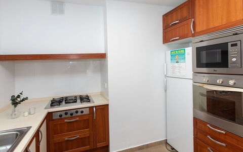 Neus: Cabinetry, Propriété, Appareil De Cuisine, Bâtiment, Tiroir, Électroménager, Bois, Cuisine, Comptoir, Design Intérieur