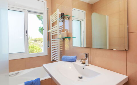 Neus: Robinet, Miroir, Évier, Luminaire Plomberie, Propriété, Lavabo, Bâtiment, Salle De Bains, Fenêtre