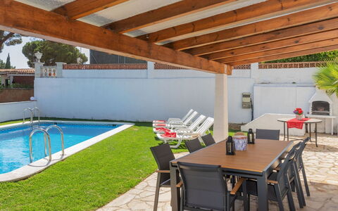 Neus: Meubles, Propriété, Table, L'Eau, Chaise, Plante, Ombre, Mobilier De Jardin, Piscine, Design Intérieur