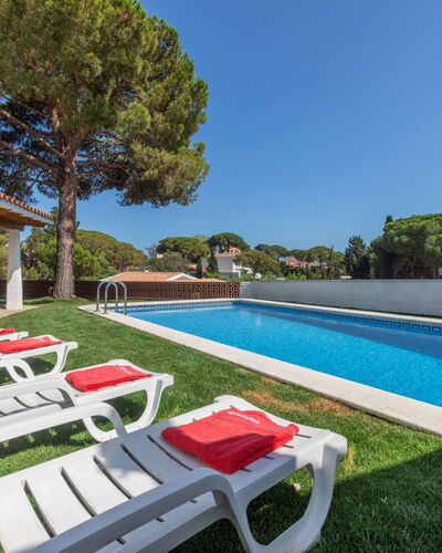 Neus: Ciel, Plante, Piscine, Arbre, Bâtiment, Ombre, Mobilier De Jardin, Design Urbain, Loisir, Herbe