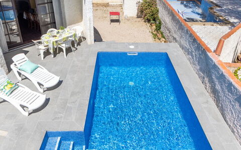 Moru: L'Eau, Propriété, Plante, Bleu, Piscine, Bleu Azur, Bâtiment, Sol, Rectangle, Mobilier De Jardin