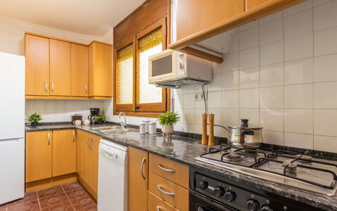 Moru: Cabinetry, Comptoir, Bâtiment, Propriété, Appareil De Cuisine, Cuisinière, Cuisine, Design Intérieur, Évier, Électroménager
