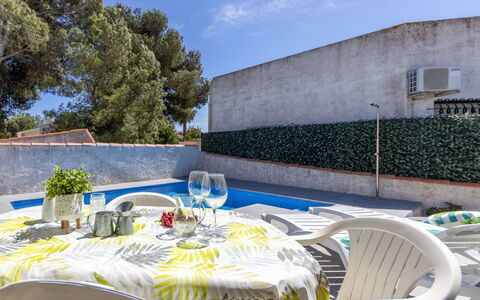 Moru: Ciel, Jour, Propriété, Meubles, Table, Plante, Chaise, Nuage, Mobilier De Jardin, Ombre