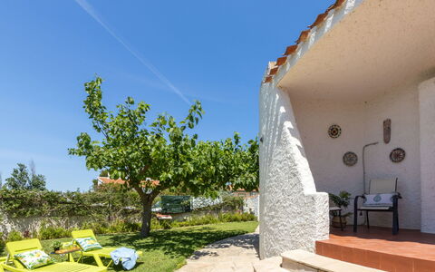 Moru: Ciel, Plante, Propriété, Bâtiment, Bleu Azur, Ombre, Chaise, Mobilier De Jardin, Arbre, Paysage