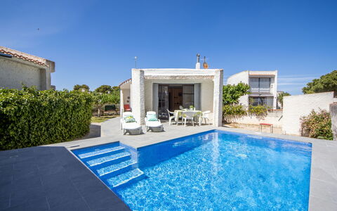 Moru: L'Eau, Plante, Propriété, Bâtiment, Piscine, Bleu Azur, Ciel, Plan D'Eau, Mobilier De Jardin, Rectangle